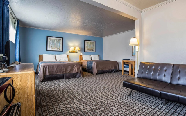 Econo Lodge Inn & Suites