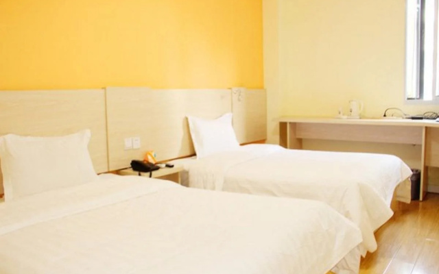 7Days Inn Wuhan Guanggu Walking Street Baoli Garden Branch