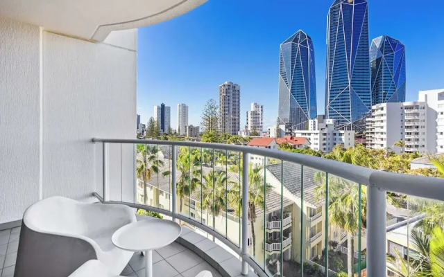 Surfers Paradise Studio with Ocean Views