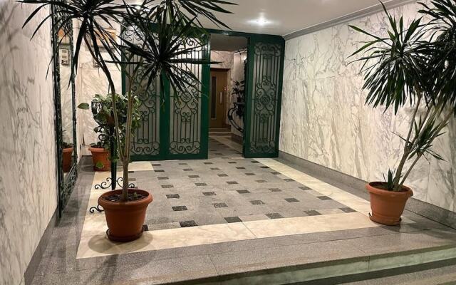 One Bedroom Apartment City Views Local to Airport