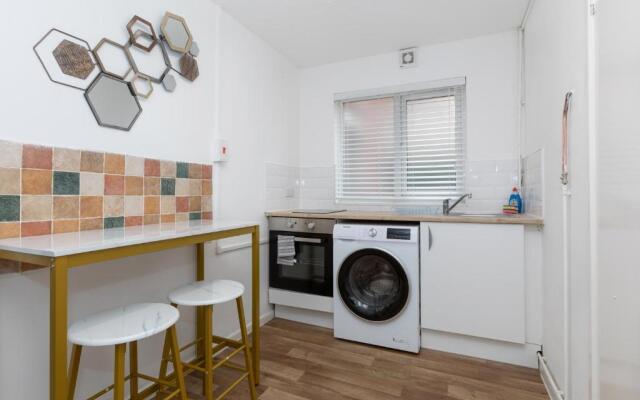 1 Bedroom Apartment with Free Parking