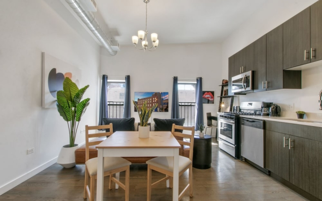 1BR Apartment with Laundry in West Loop