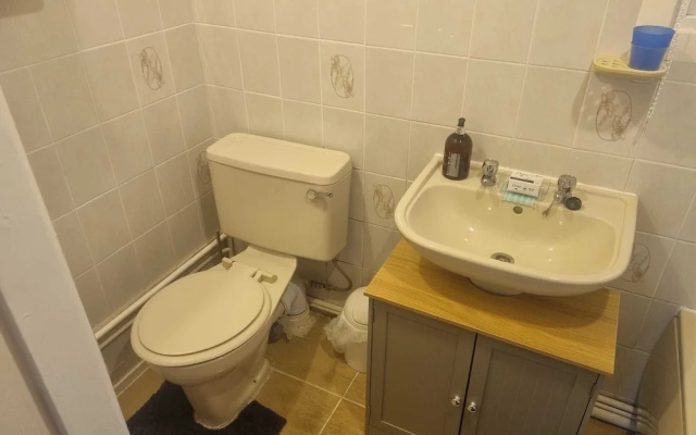 Villa Sleeps 4 With Free Parking