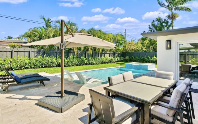 Stunning Poolside Luxury Retreat