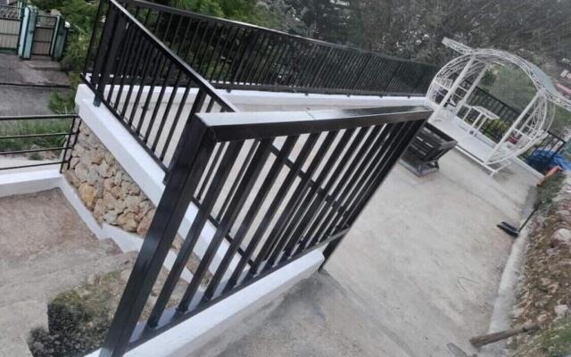 The Magical Pines - 3 Outdoor Spaces with Views :)