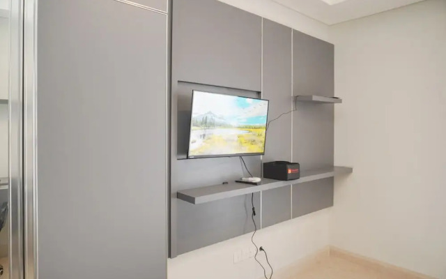Minimalist And Nice Studio At Gold Coast Apartment