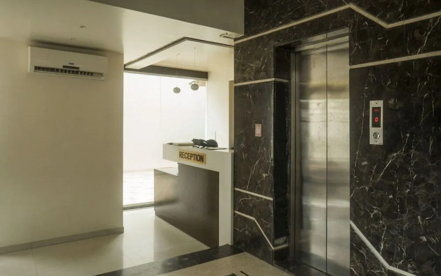 Super Townhouse OAK Regal Inn Near Sant Tukaram Nagar Metro Station