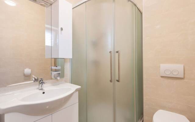 Simplistic Apartment in Neviđane near Sea