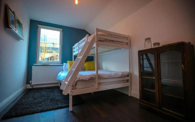 Eclectic seaside 4 bedroom artists residence