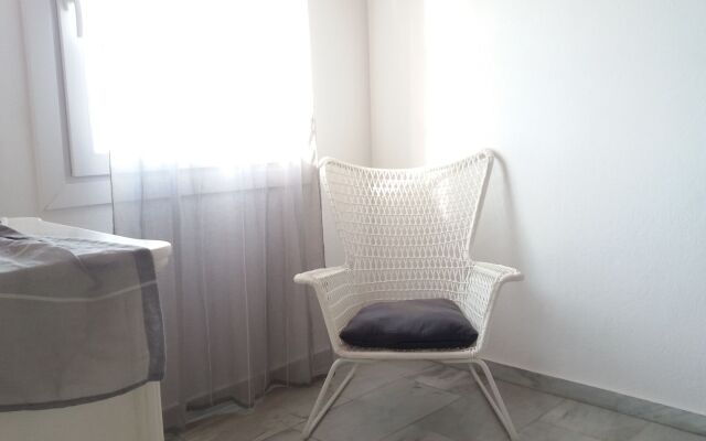 Manos Rooms