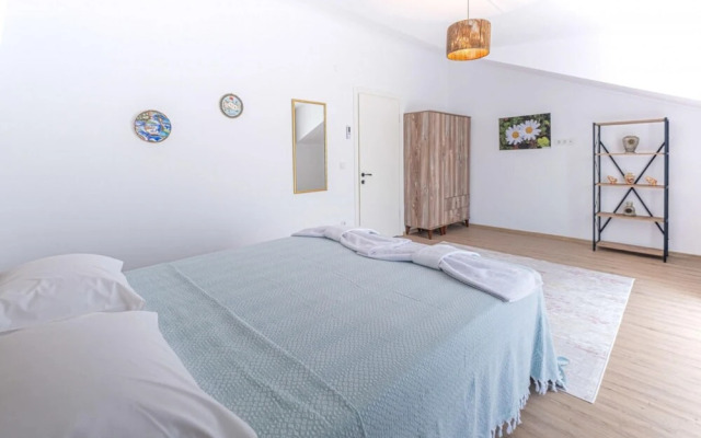 Central Villa Near Sea With Balcony in Fethiye