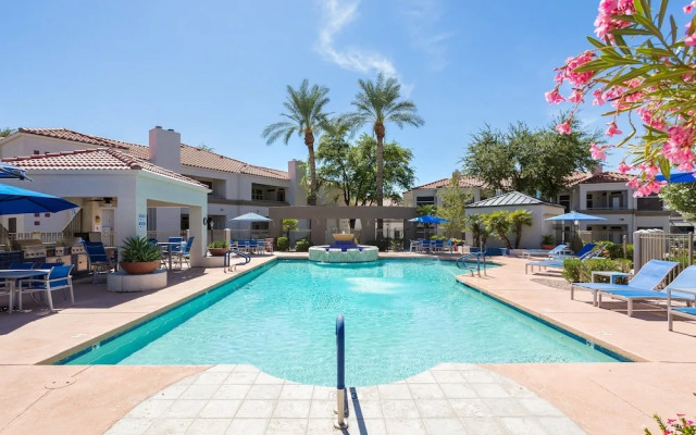 Solace - Community Pool & Gym -walk to Restaurants