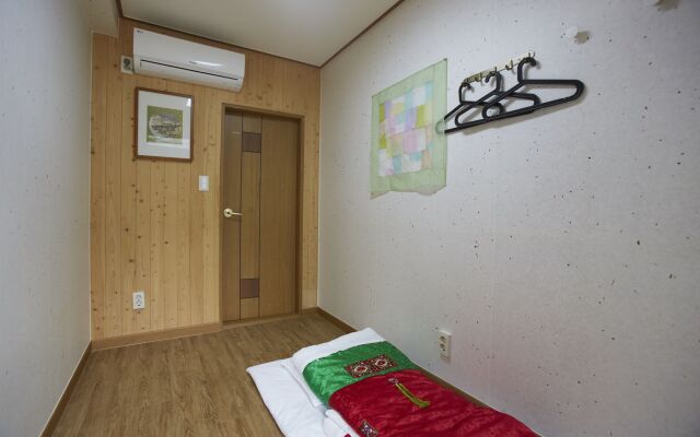 Go Woon Dang Hanok Guest House