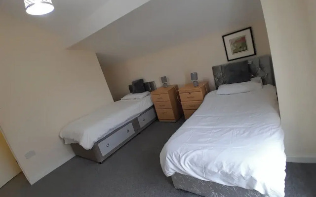 Blackpool - 2-beds - Sleeps 5 - Pet Friendly