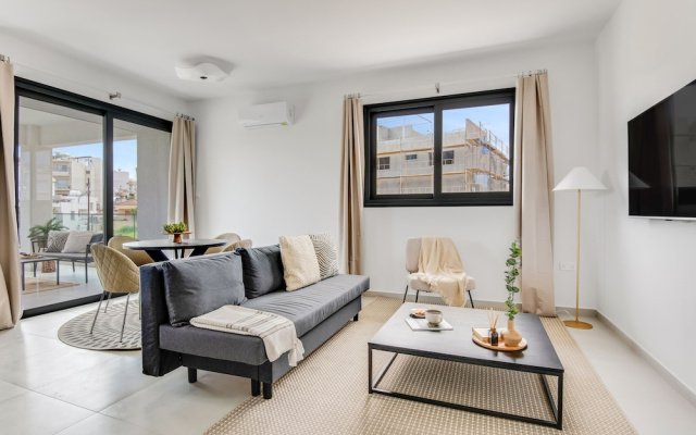 Sanders Triple - Lovely 1-bdr Apt With Balcony
