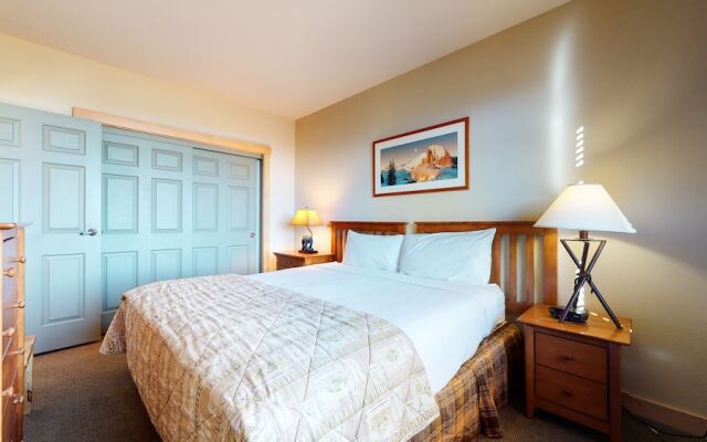 Sunstone 209 Ski-In Ski-Out, Gorgeous Mountain Views, Heated Pool Jacuzzi by RedAwning