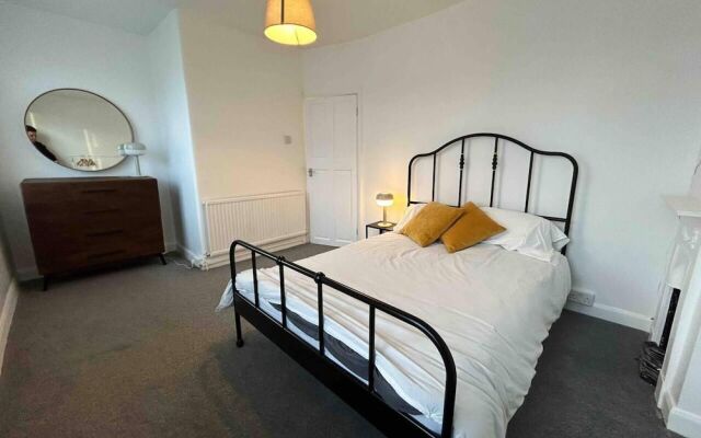 Cool 2 Bed House Hornchurch, Arcade Games, Parking
