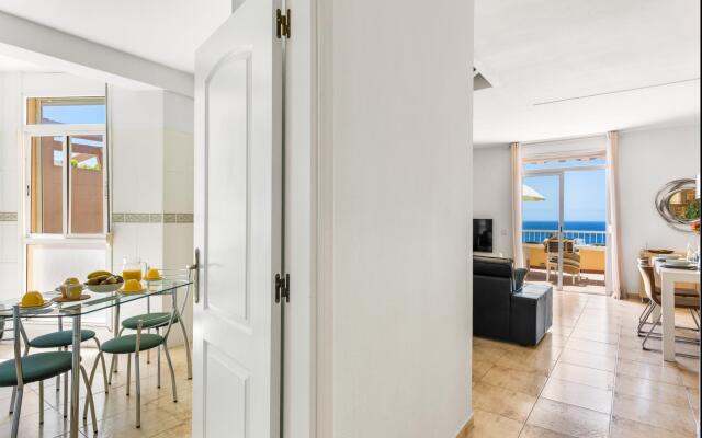 Beachfront triplex with swimming pool parking