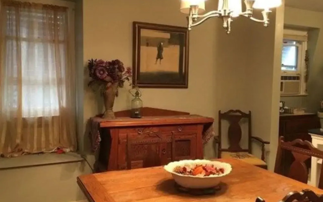 Vineyard Mansion & Carriage House Bed & Breakfast