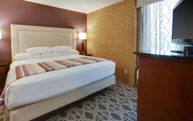 Drury Inn & Suites Louisville East