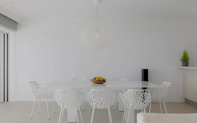 Luxurious Beachfront Villa Maira