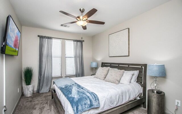 Rooftop Pool, Views, Close to Shops & Dining C4427