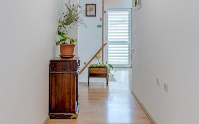 Spacious Apartment w Three Balconies and Parking