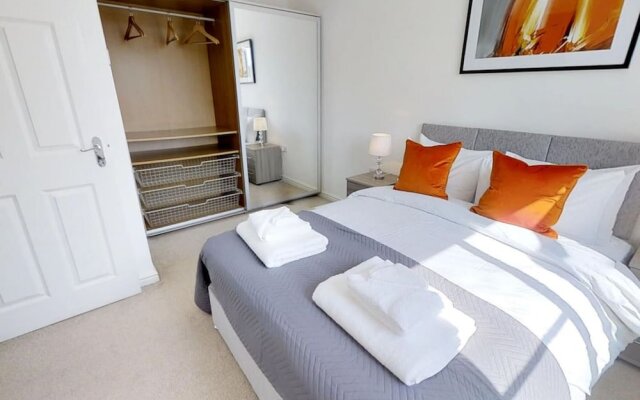 Stayzo - Cole Green Lane - Ideal for Your Next Staycation or Workcation Whole House With Wi-fi