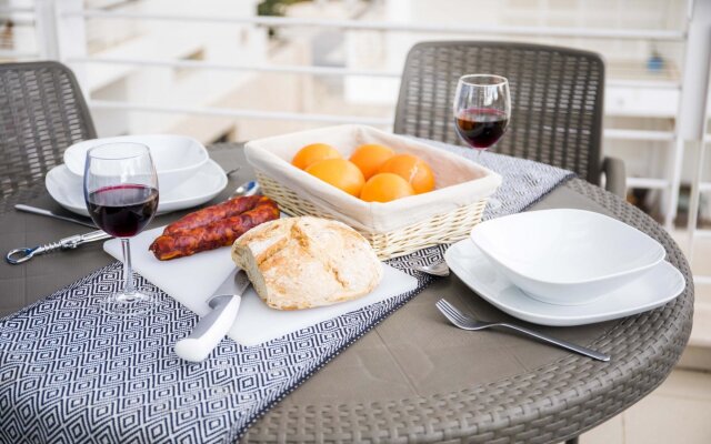 B06 - Top-Floor Marina Club 2 Bed Apartment