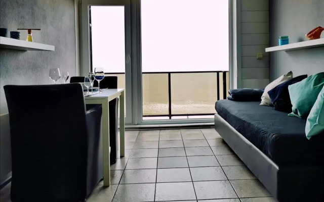 Renovated studio direct Seaview
