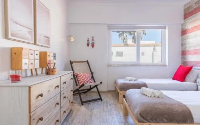 Mom's House Surf & Family