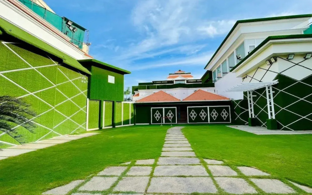 B8 Hotel