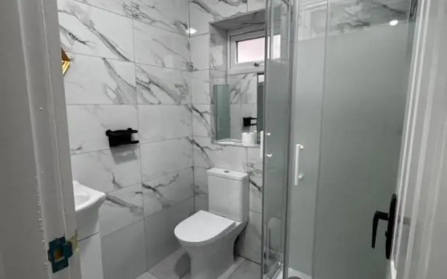 OYO Unique Guestroom - Farnworth, Easy Access to Bolton