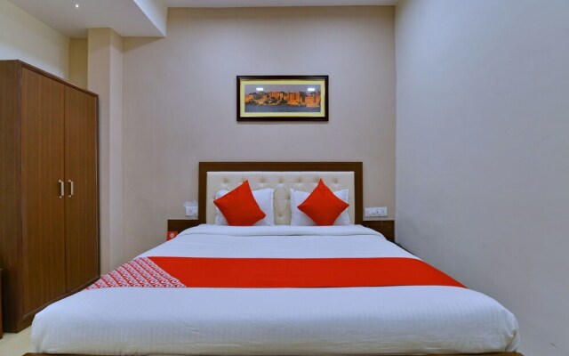 OYO 11523 Crown Club