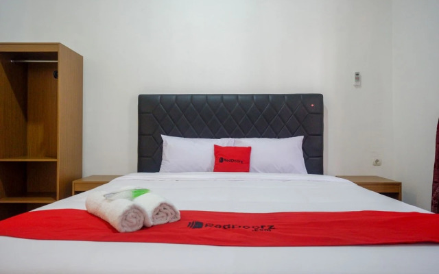 RedDoorz near Kawasan Simpang Lima Area