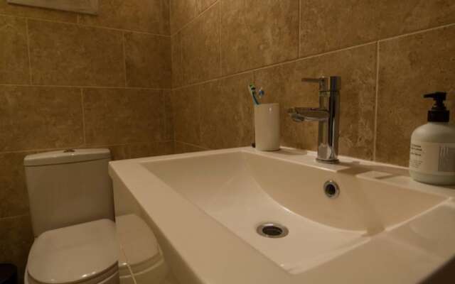 Spacious 2BR Modern Flat in London