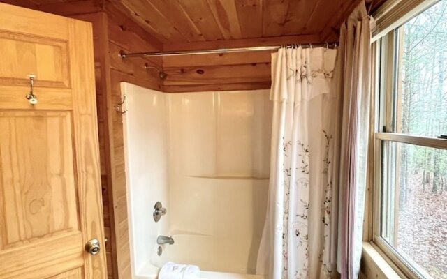 Romantic, pet Friendly Cabin With Private hot Tub, Washer/dryer and Full Kitchen Studio Cabin by Redawning
