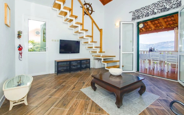Awesome Apartment in Postira With 5 Bedrooms and Wifi