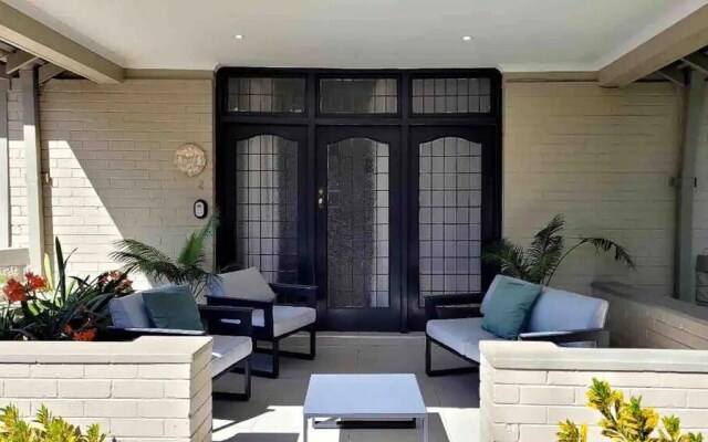 Contemporary 2 bed in Suburbs - 2081