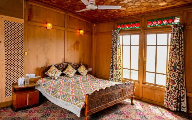 Houseboat New Golden Flower