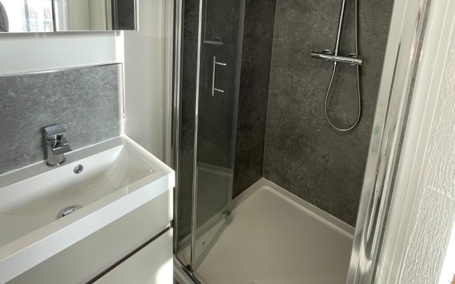 6 Bedroom 5 Shower rm House in Central Nottingham
