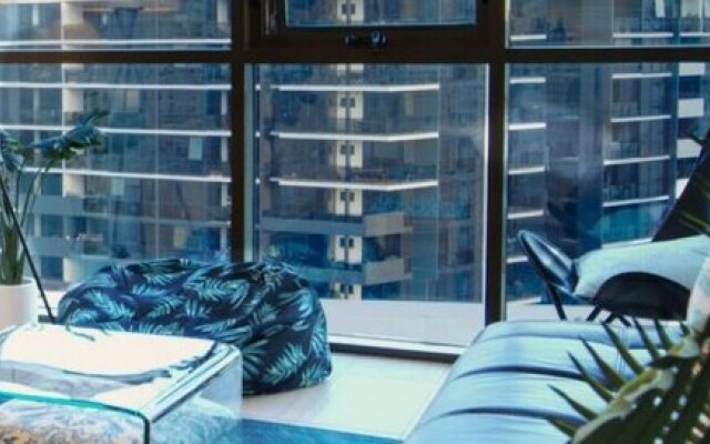 2BR Food Drink Hub Pool 2 Cars Gym Rooftop