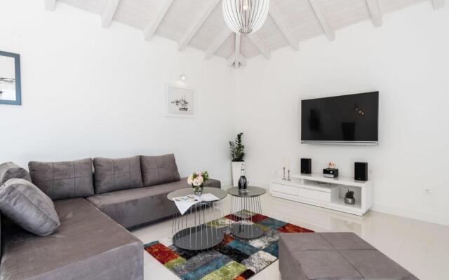 Luxurious Villa in Debeljak with Swimming Pool