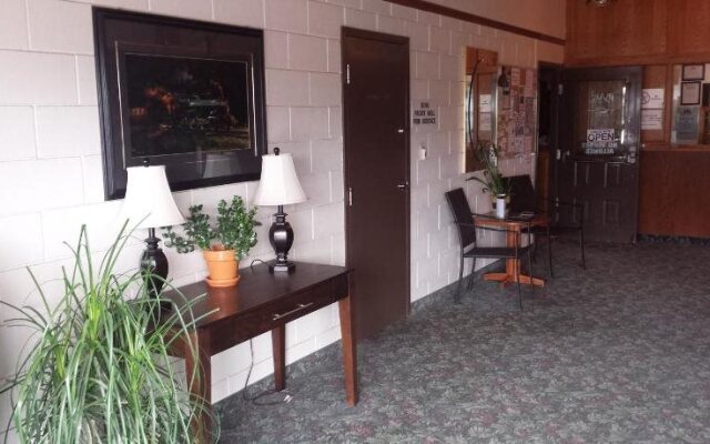 Maple Creek Motor Inn