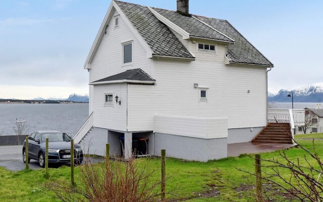 10 Person Holiday Home in Haramsøy