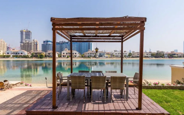 Palm Jumeirah Villa in Frond O by Deluxe Holiday Homes
