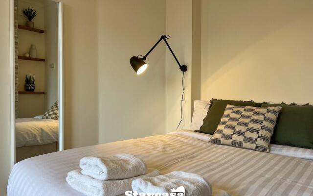 Beautiful Stylish Family Home - Free Parking