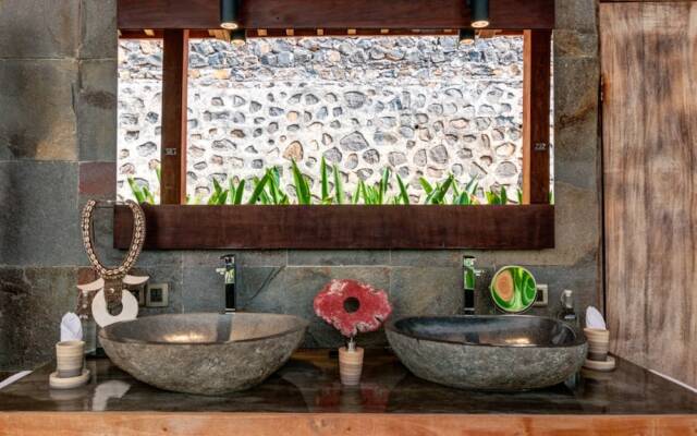 Palatial Wooden Villa, 4br, Lovina