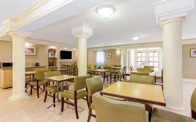 La Quinta Inn by Wyndham Orlando Airport West