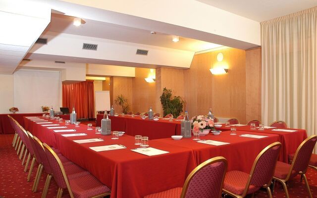 Отель Jr Hotels Gate 7 Bologna